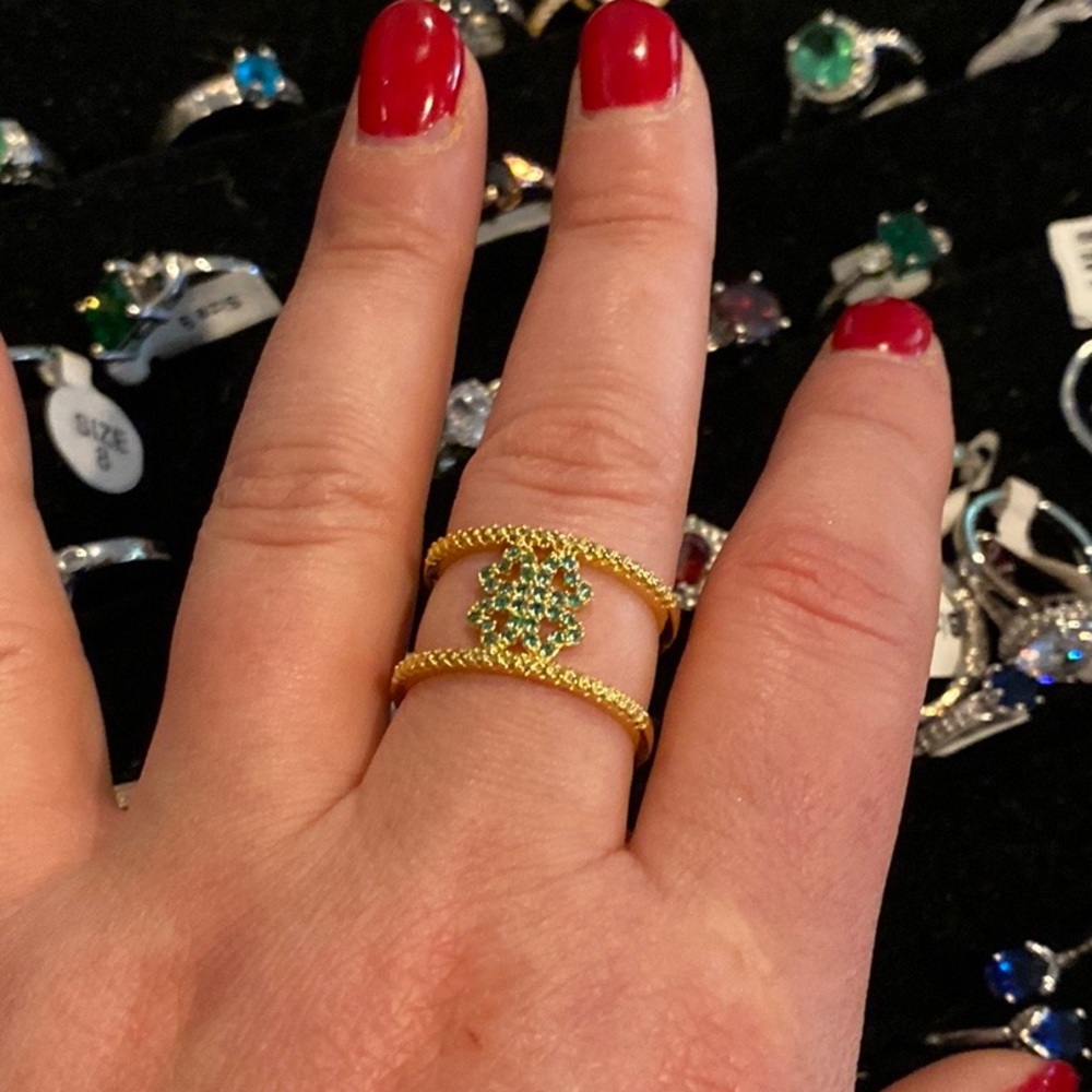 Gold w/ green stone Shamrock ☘️ Ring!! Size 9
